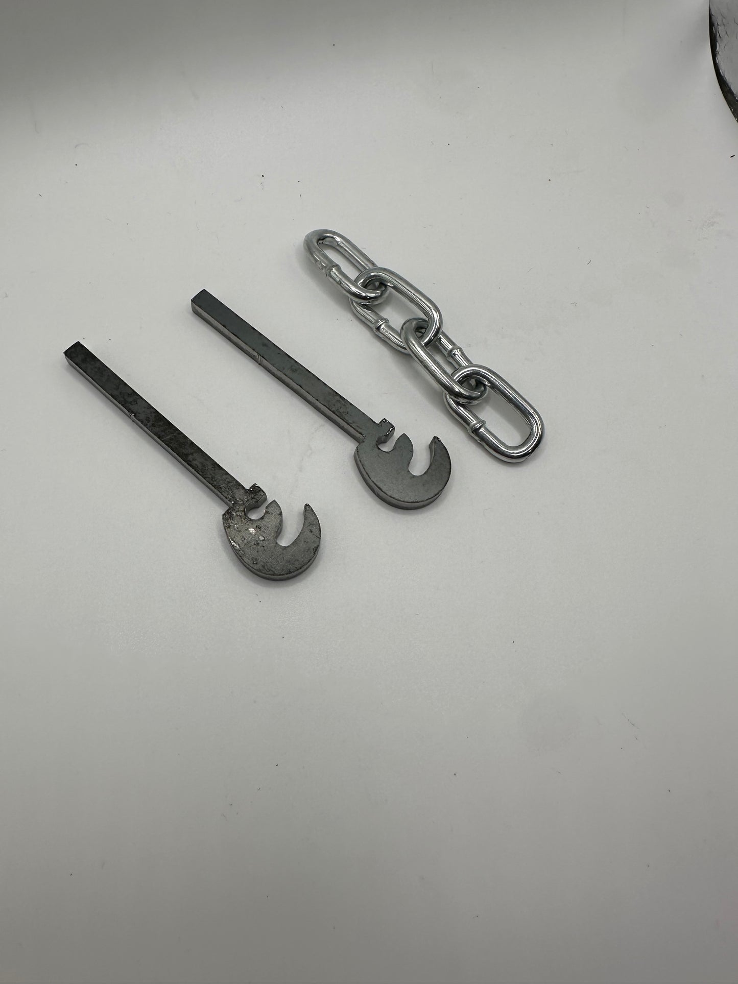 5” Gauge Hooks and chain (pair)
