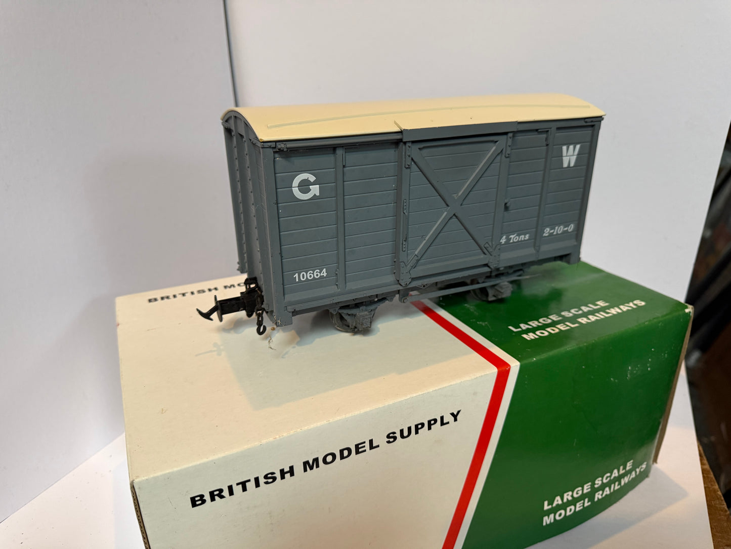 Accucraft R19-5C – G W GOODS VAN GW DARK GREY