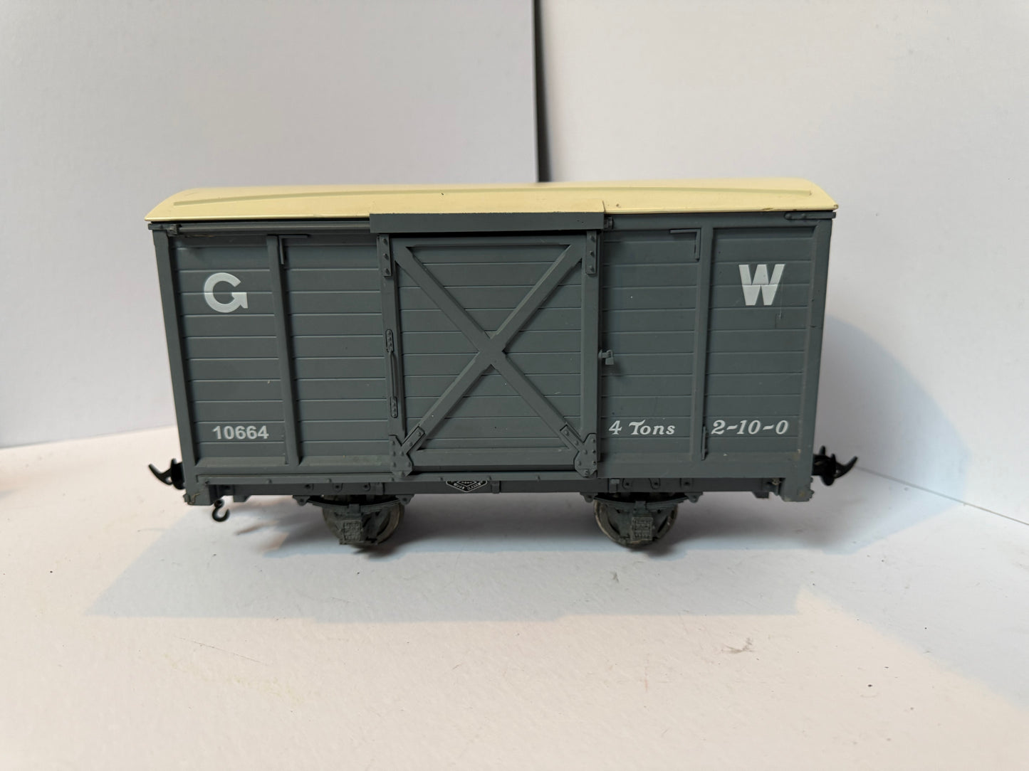 Accucraft R19-5C – G W GOODS VAN GW DARK GREY