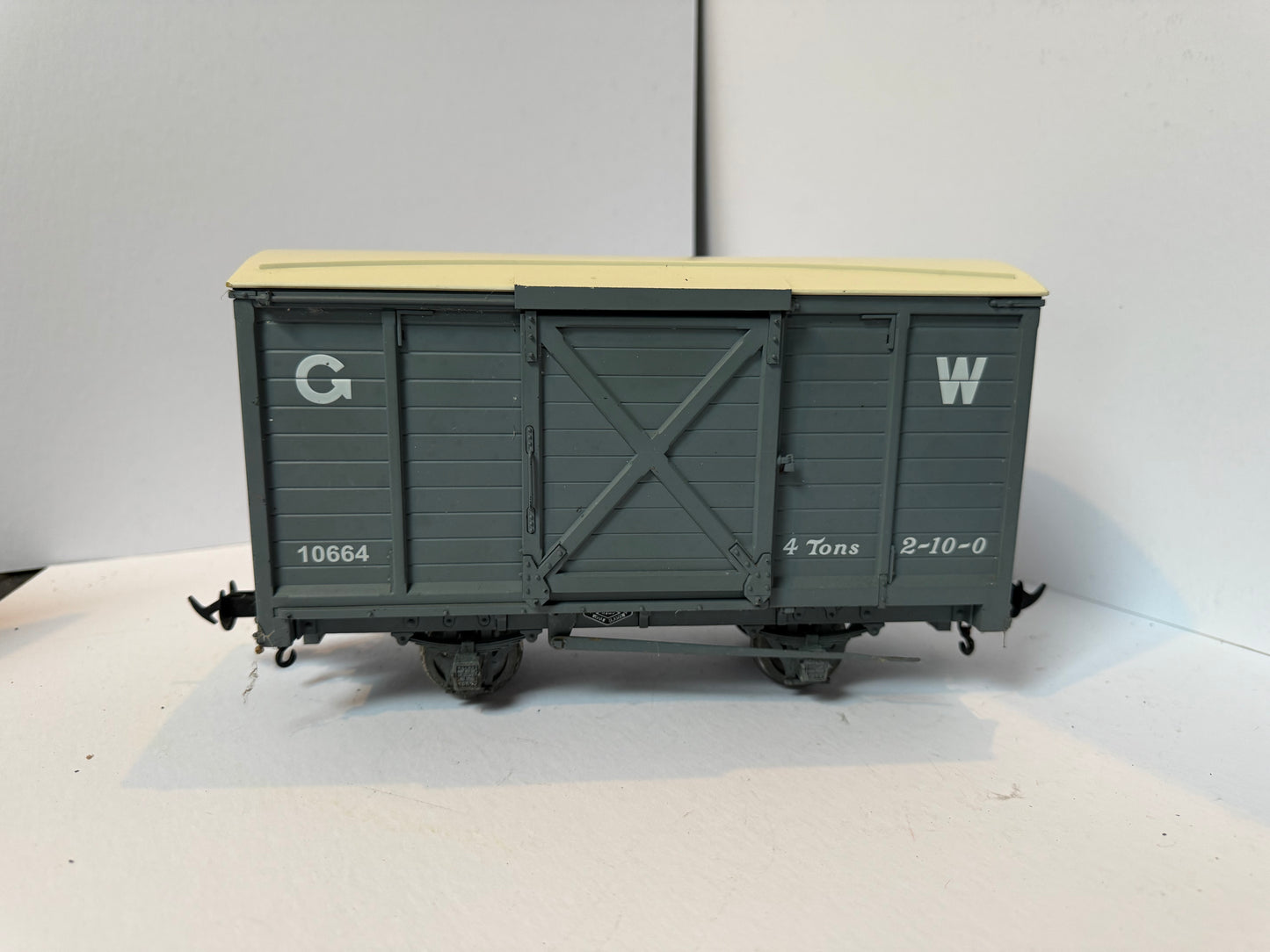 Accucraft R19-5C – G W GOODS VAN GW DARK GREY